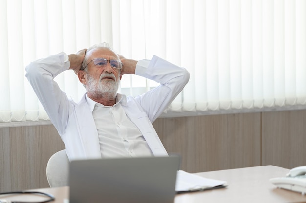 Foto il medico senior indossa l'auricolare consultazione di chat medica online remota servizi di telemedicina a distanza concetto di telemedicina