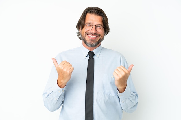 親指を立てるジェスチャーと笑顔で白い背景に分離されたシニアオランダのビジネスマン