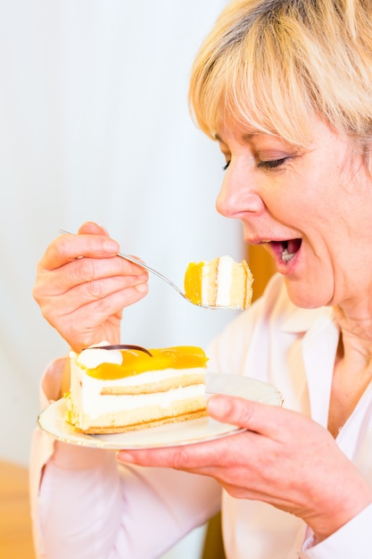 写真 シニアの午後のケーキを食べる