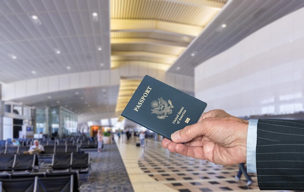 Senior executive arm met Amerikaans paspoort op luchthaventerminal