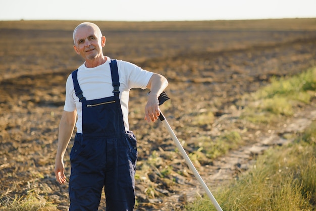 Foto coltivatore senior che lavora nel campo