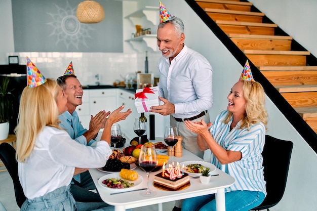 Фото Старшие друзья празднуют день рождения