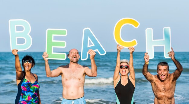 Photo senior friends enjoying the beach in the summertime