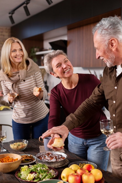 Photo senior friends having a wonderful time together