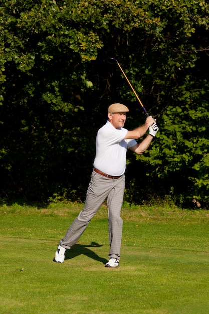 Senior golfspeler in de zomer