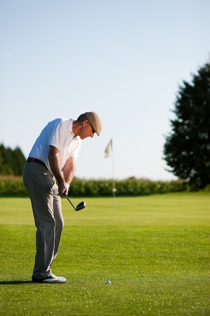 Senior golfspeler in de zomer