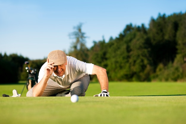 Senior golfspeler kijken naar een bal