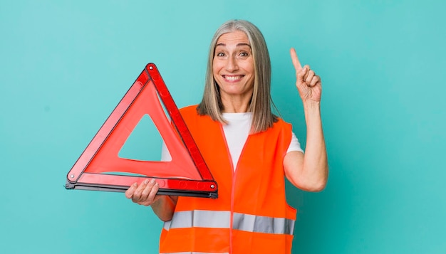 Foto donna anziana dai capelli grigi che si sente come un genio felice ed eccitato dopo aver realizzato un concetto di incidente a triangolo automobilistico