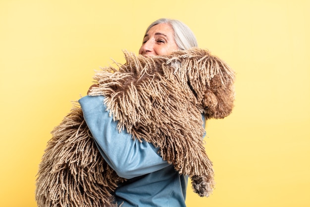 Foto donna anziana dei capelli grigi. concetto di cane da compagnia