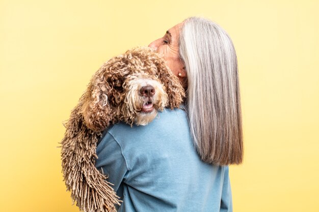 Foto donna anziana dei capelli grigi. concetto di cane da compagnia