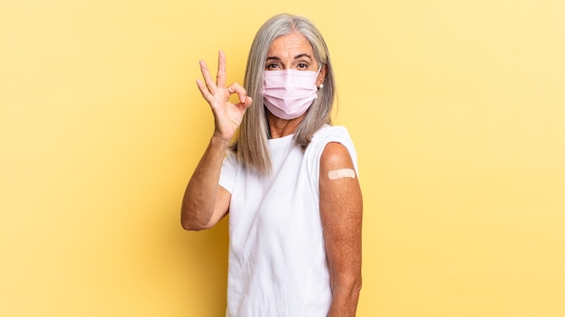 Photo senior gray hair woman. vaccine concept