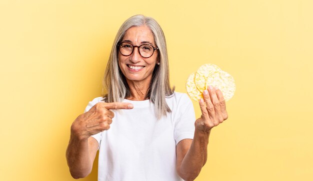 Senior grijs haar vrouw. rijstcake concept