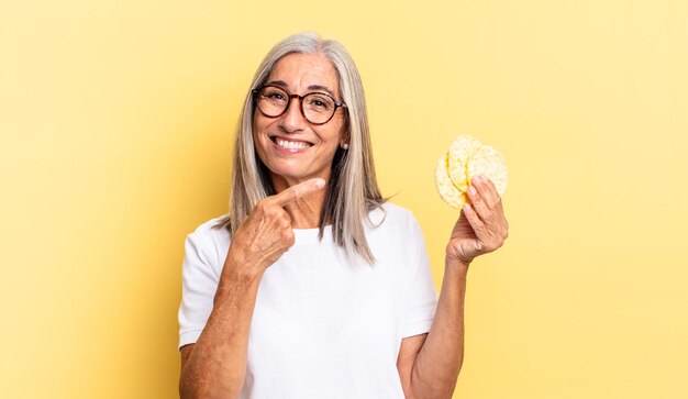 Senior grijs haar vrouw. rijstcake concept