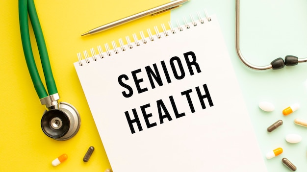 Senior Health는 알약과 청진기 옆에 있는 색상표의 공책에 기록되어 있습니다.