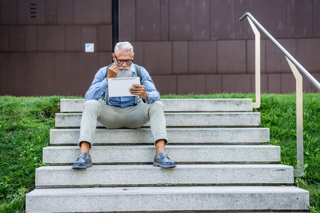 수석 hipster 남자 초상화