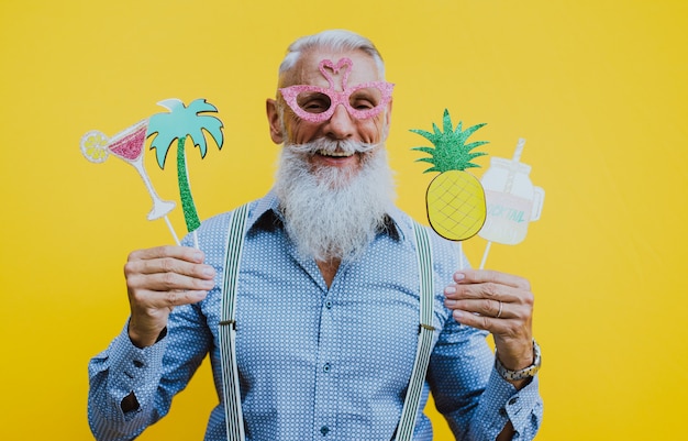 Foto hipster senior con eleganti ritratti di barba