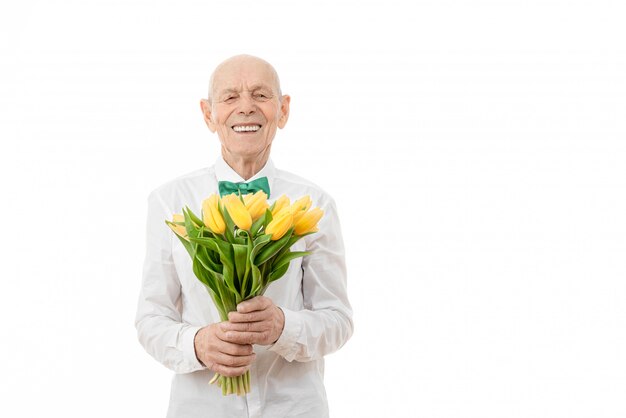 senior houdt boeket gele bloemen in handen