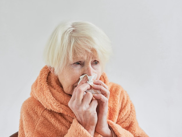 집에서 감기에 걸린 수석 아픈 여자 건강 관리 위기 노인 개념