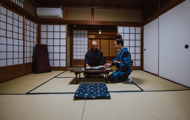 伝統的な家で日本のシニアカップルの瞬間