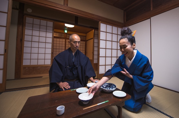 Photo senior japanese couple moments in a traditional house