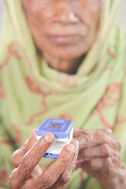 senior jonge vrouwen hand met pulsoxymeter