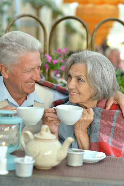 Senior koppel buiten thee drinken in café