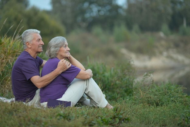 Senior koppel dat buiten rust