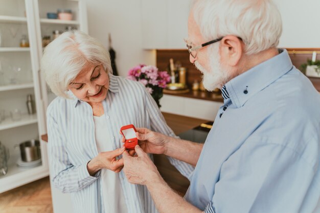 Senior koppel huwelijksaanzoek, - Oudere man vraagt zijn vrouw om met hem te trouwen, verlovingsring cadeau