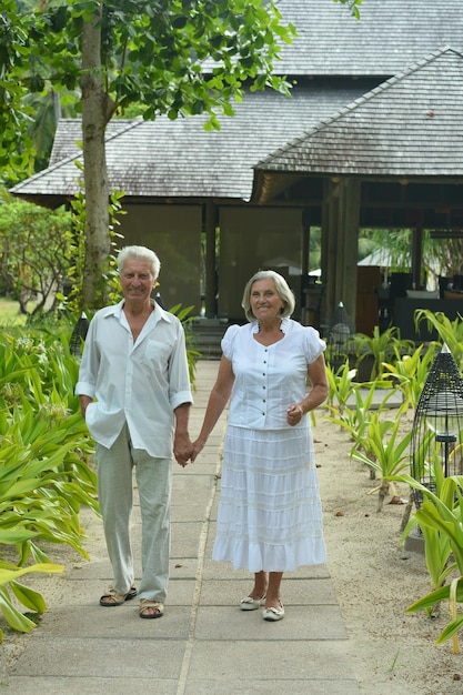 Senior koppel in de buurt van hotelresort