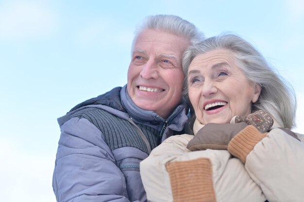 Senior koppel in de winter buiten