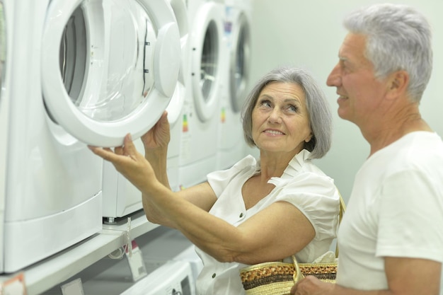 Senior koppel in een winkelcentrum