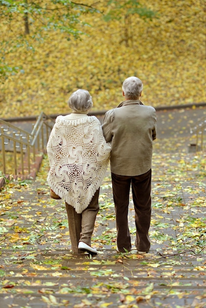 Senior koppel maakt een wandeling in het herfstbos