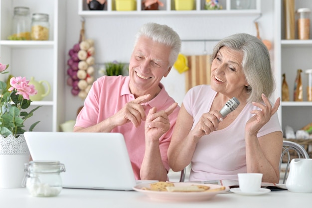 senior koppel man en vrouw zingen liedjes