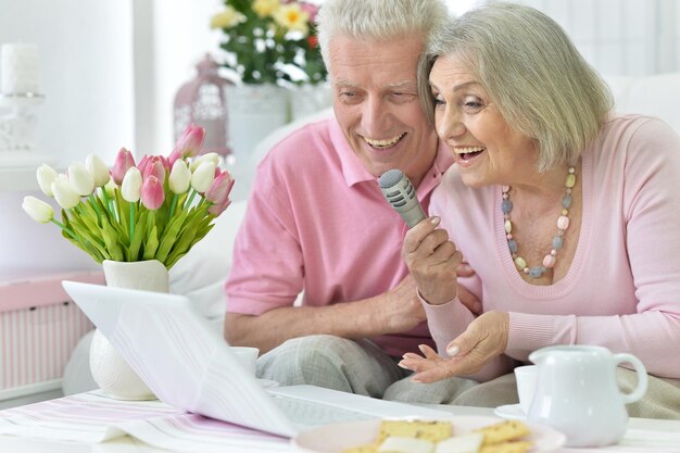 senior koppel man en vrouw zingen liedjes