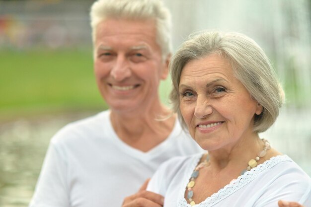 Senior koppel op straat in de stad