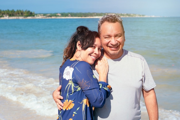 Senior koppel samen genieten aan het strand