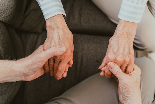 Senior koppel samen thuis, gelukkige momenten - Ouderen die voor elkaar zorgen, verliefde grootouders - concepten over levensstijl en relatie van ouderen