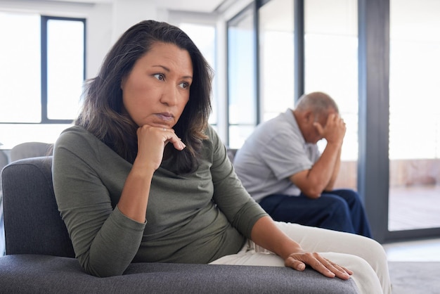 Senior koppel stress na conflict triest nieuws of ruzie in de woonkamer van hun huis Oudere man met vrouw met pensioen vermijd op de bank met echtscheiding gefrustreerd boos of depressief probleem in huis