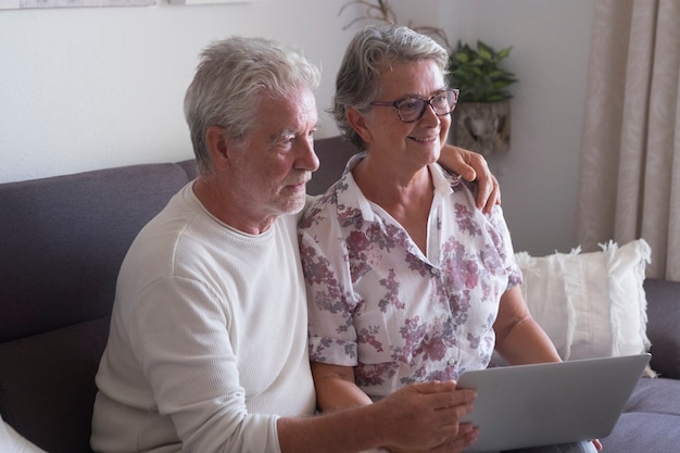 Senior koppel thuis websurfen op laptopcomputer