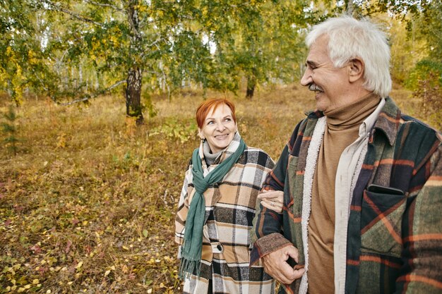 Senior koppel wandelen in het bos