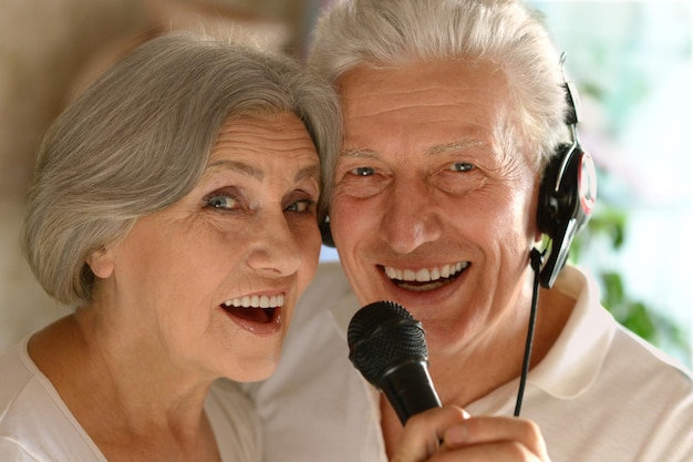 Senior koppel zingt karaoke