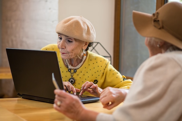 Signore anziane con laptop