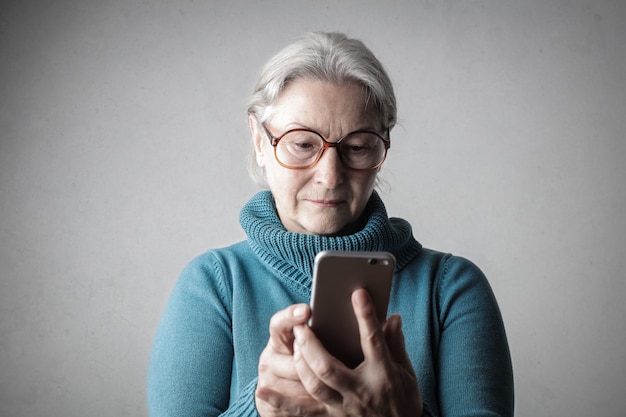 Signora senior utilizzando uno smartphone