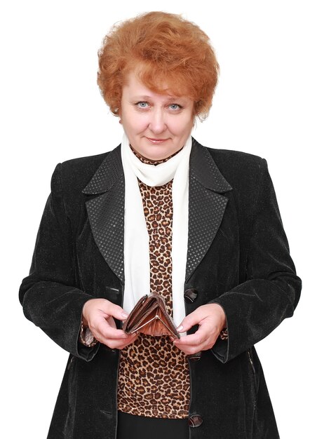 空の財布を持つ年配の女性。白で隔離