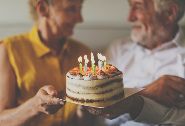 Compleanno di torta di celebrazione di vita senior