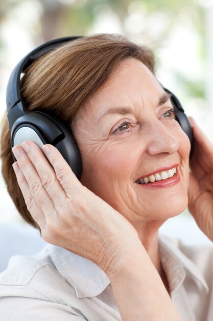 Старший слушающий музыку
