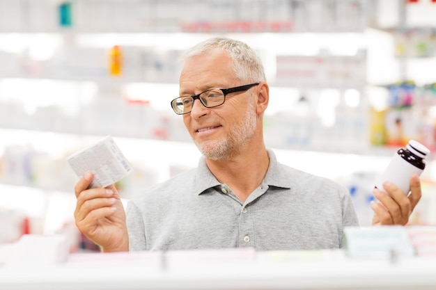 Foto cliente maschio anziano che sceglie farmaci in farmacia