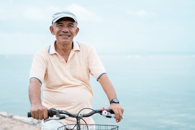 自転車に乗るシニア男性