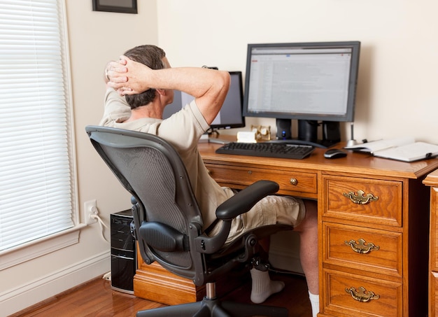 Photo senior male working in home office