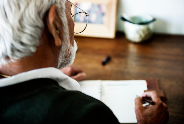 Foto senior man aan het werk